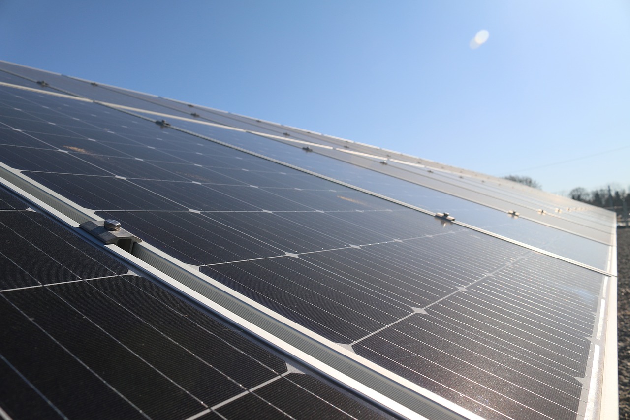 Gros plan sur des panneaux solaires installés en extérieur sous un ciel bleu dégagé.